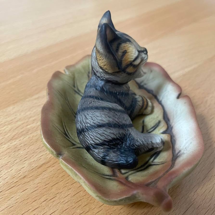 ぐうちゃん・あたちゃん　招き猫　ペア　置物　キジトラ　PG-20・PA-06 猫型ペーパーコースター／キジトラちゃんは蝶ネクタイ | Illust